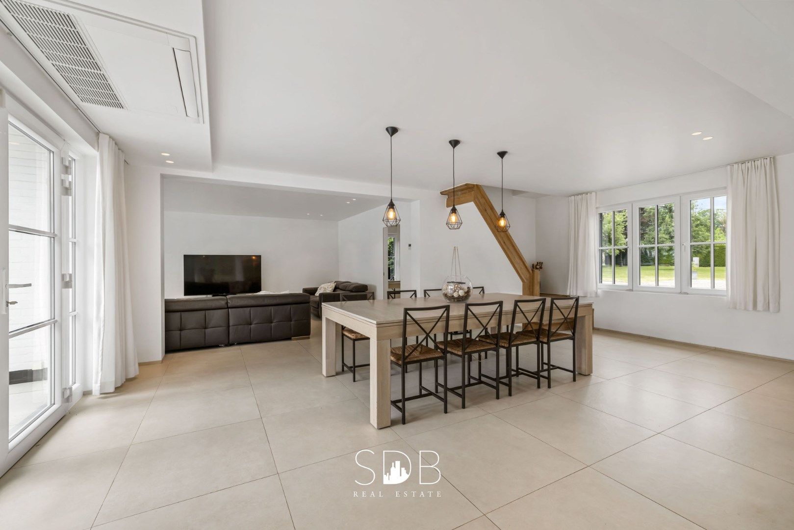 Prachtige villa met zwembad, paardenstallen, paddock en grasland op 1,3HA foto 9