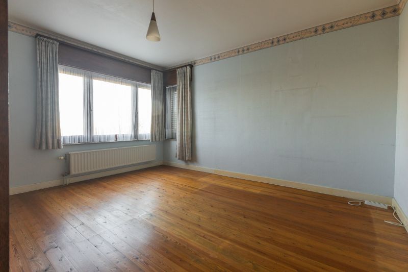 Te moderniseren halfopen bebouwing met 3 slaapkamers (5 mogelijk), garage en tuin met open zicht op weiland. foto 10