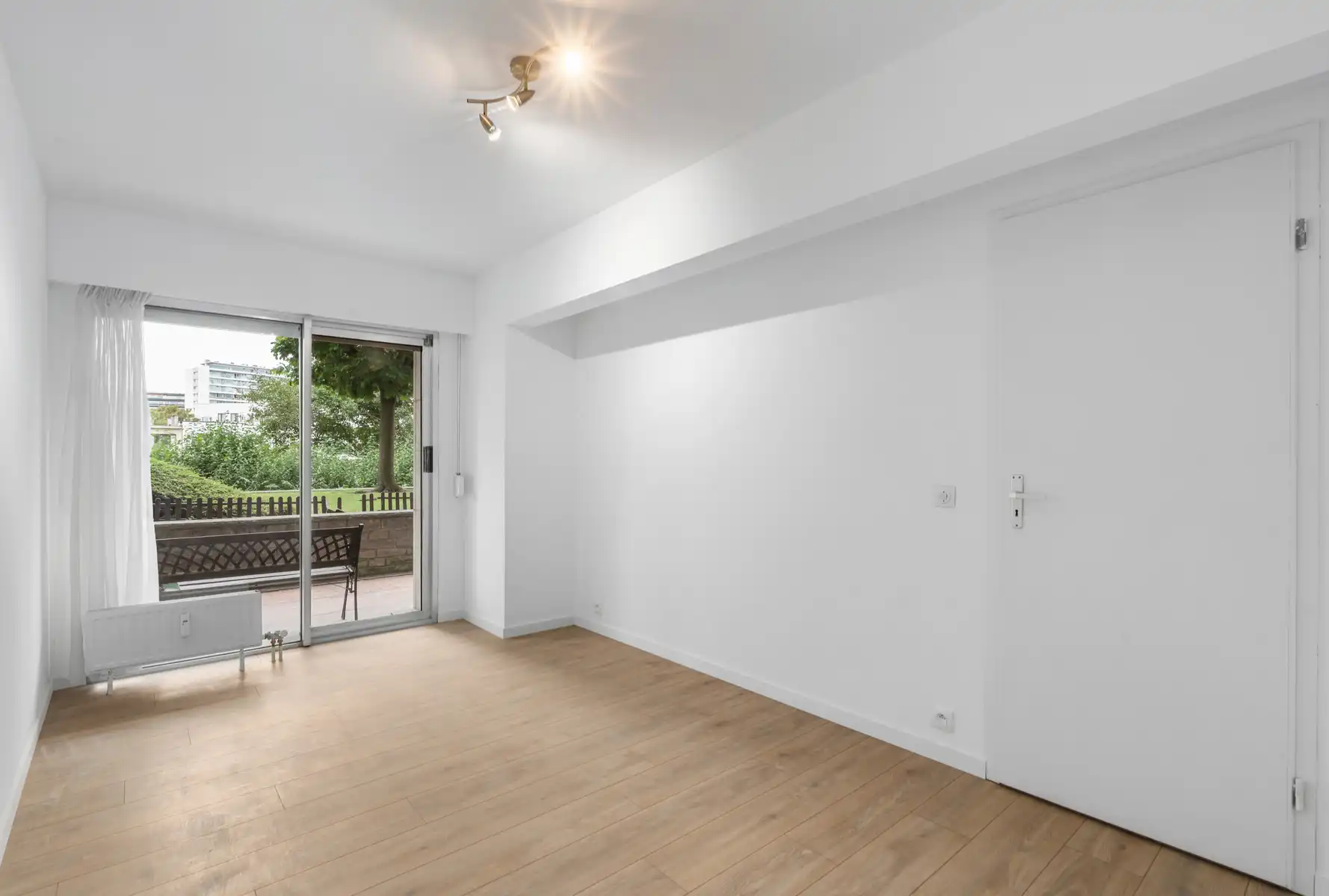 Gelijkvloers 1 slaapkamer appartement met ruim terras foto 2