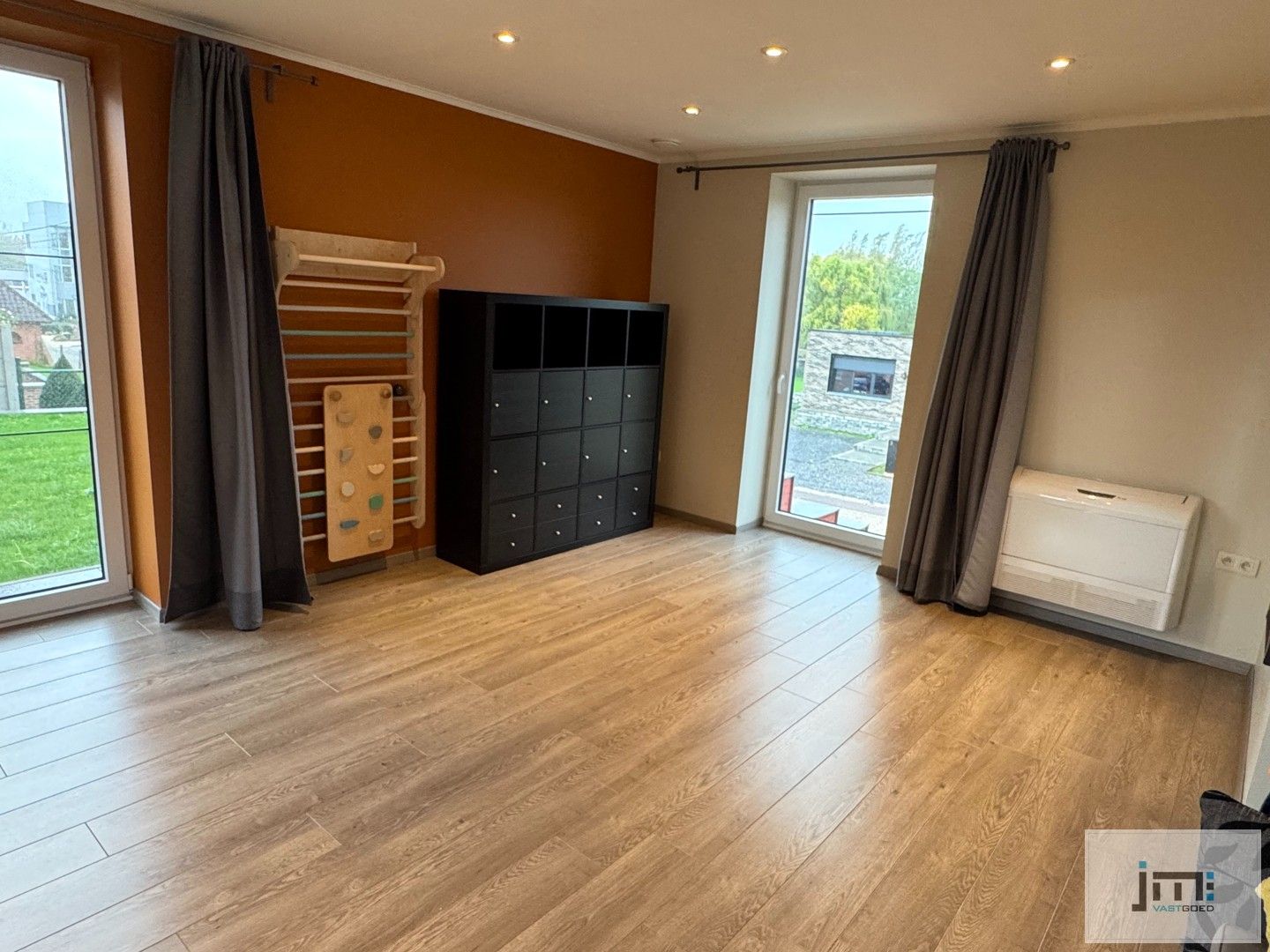 Ruime moderne woning met grote kelder foto 8