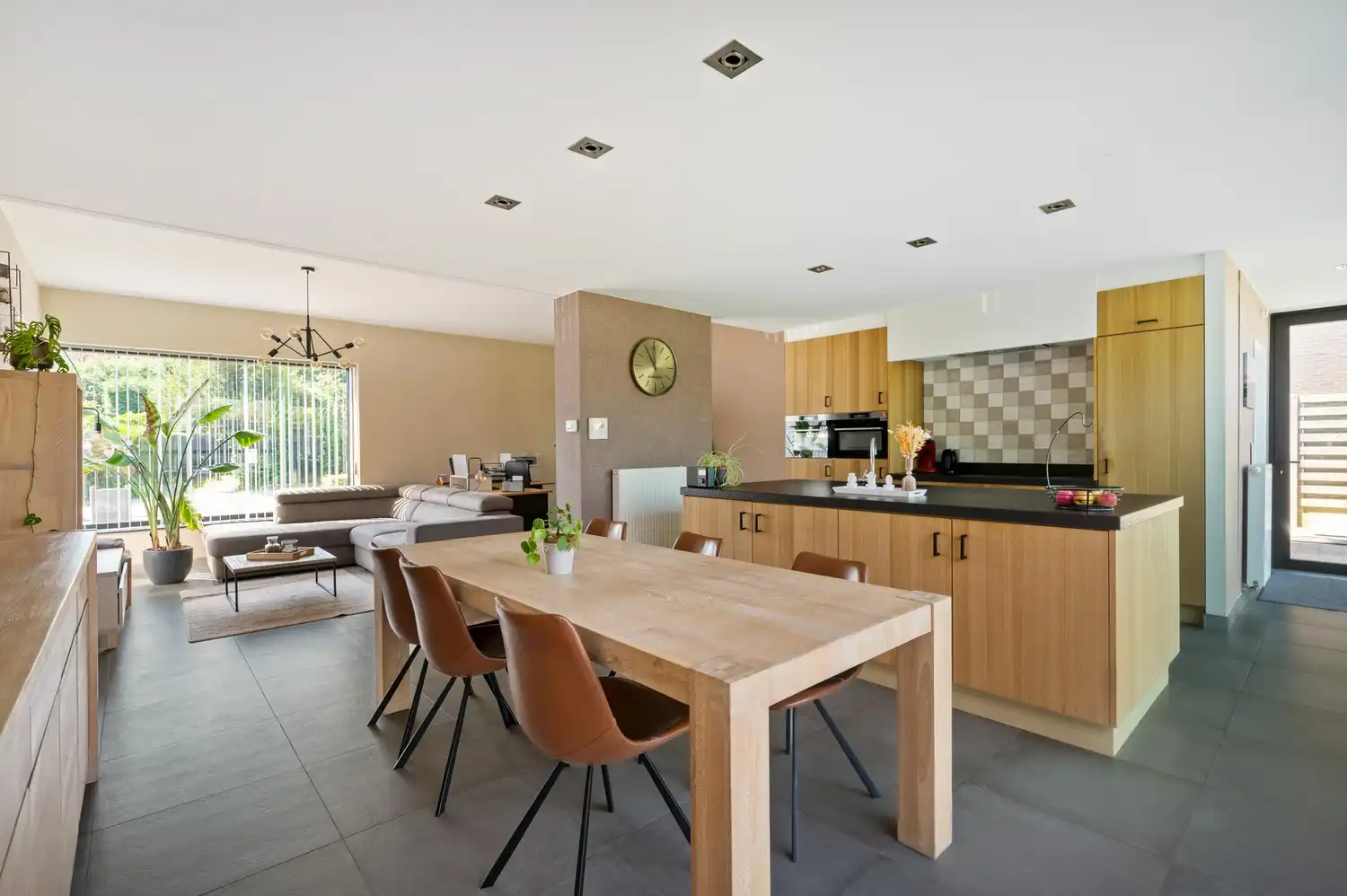 Instapklare, gerenoveerde woning met garage op toplocatie in Broechem! foto 3