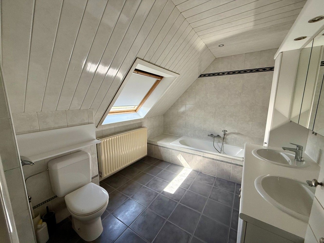 Ruime villa met 4 slaapkamers te huur! foto 11