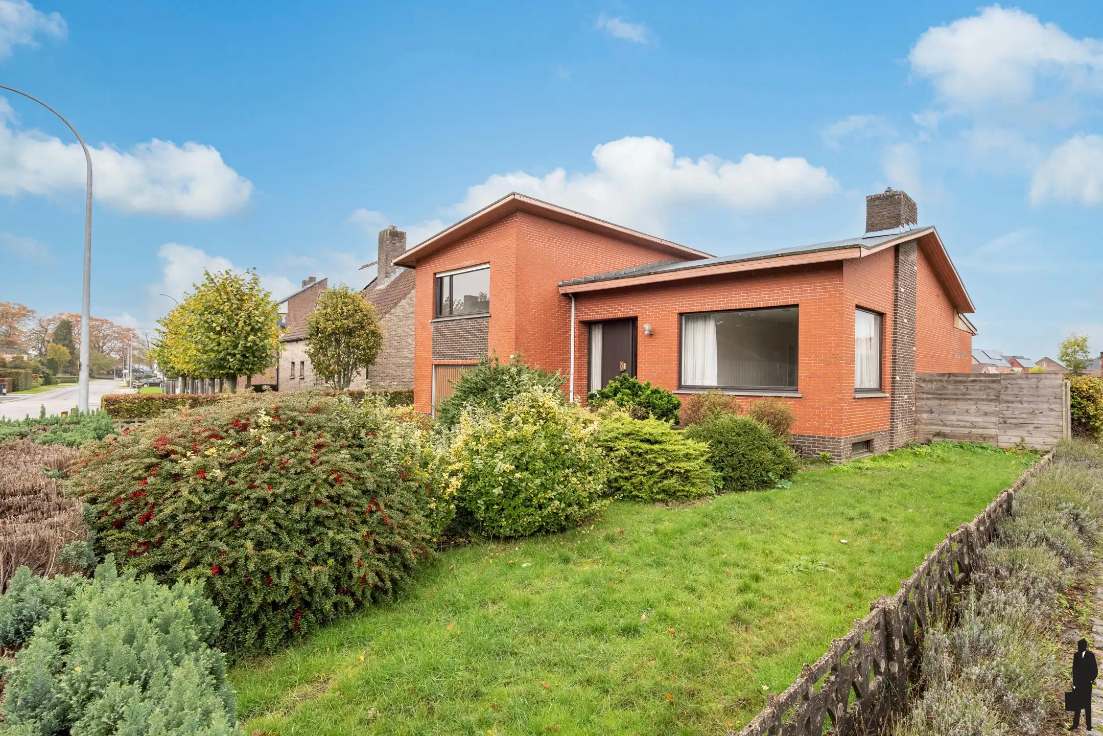 Hoofdfoto van de publicatie: Karakteristieke split-level woning met 3 slpk. nabij park