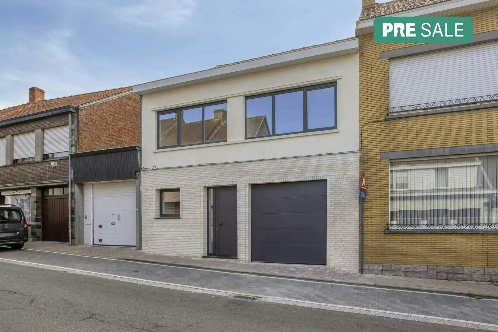 Modern, energiezuinig en instapklaar huis te koop foto {{pictureIndex}}