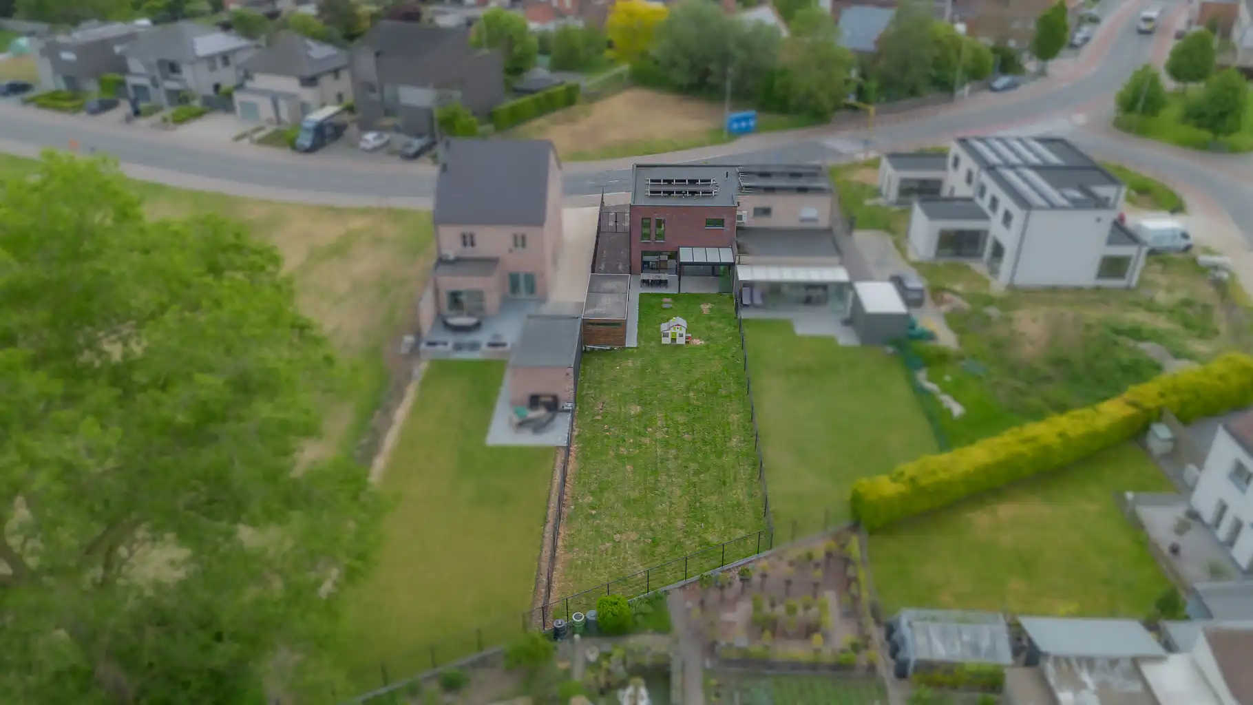 Recente driegevelwoning met zonnepanelen en vloerverwarming foto 22