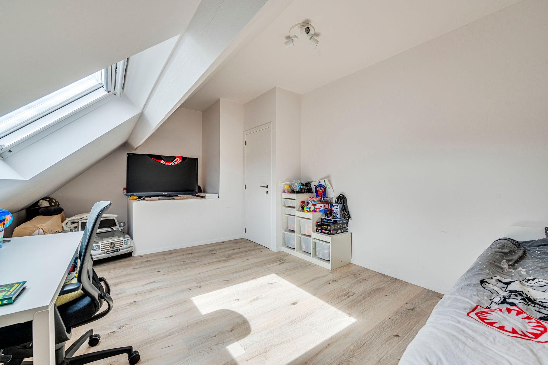 Ruime woning met 4 slaapkamers en tuin foto 15