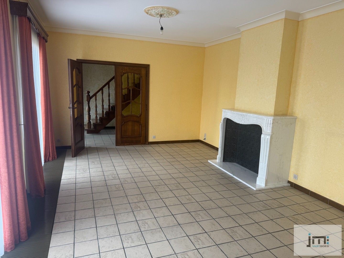Ruime woning met 4 slaapkamers en dubbele garage foto 2