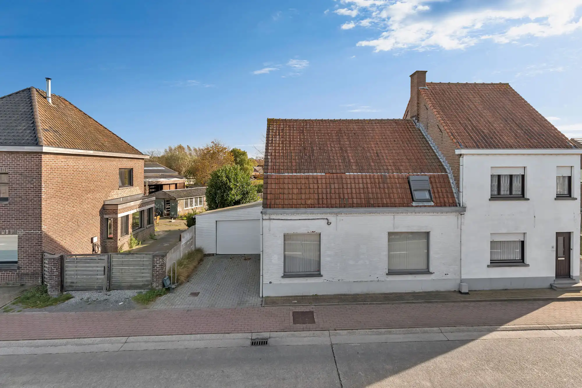 Hoofdfoto van de publicatie: Te renoveren halfopen woning met ruime garage en grote tuin
