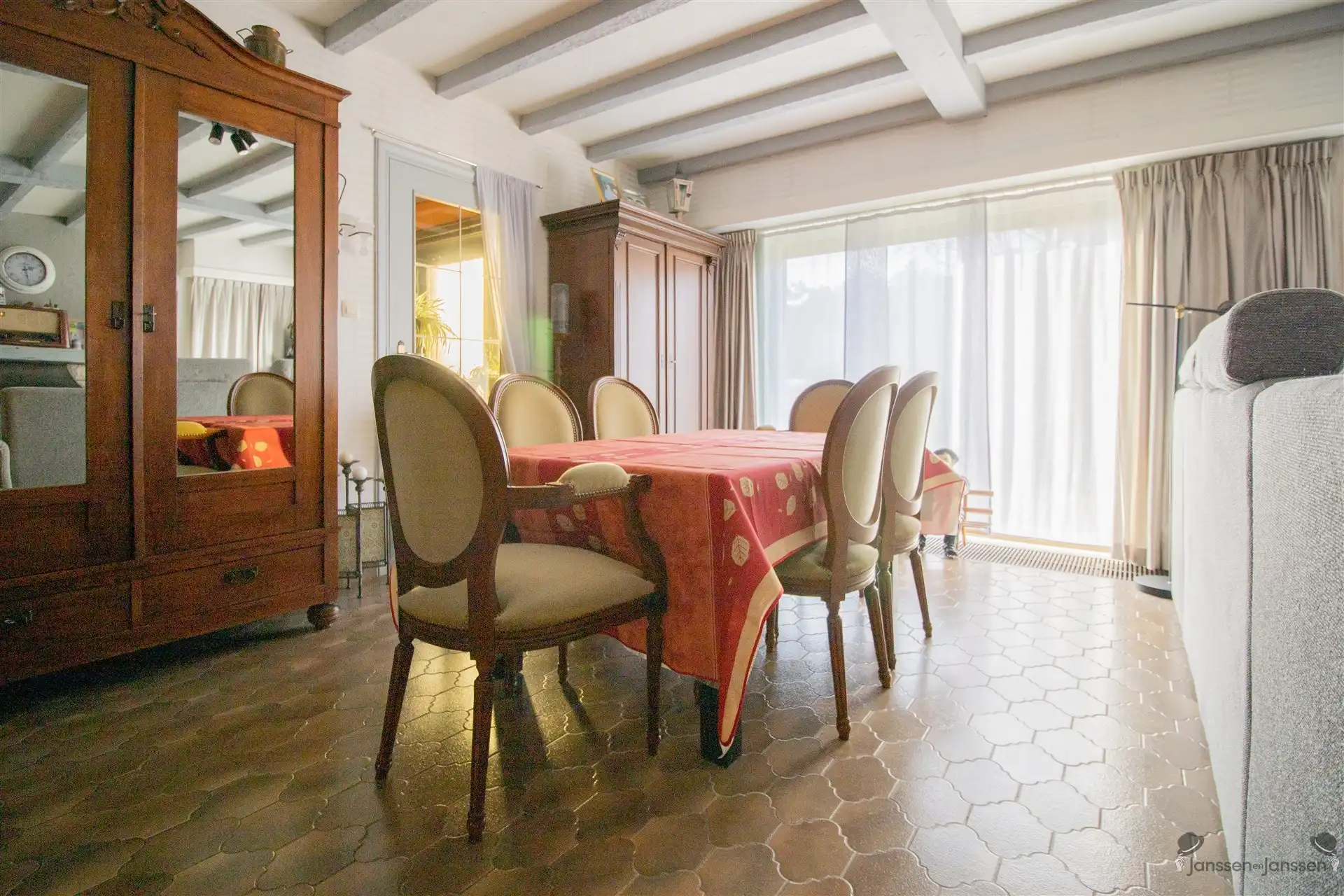 Rustig gelegen gelijkvloerse woning met 3 slaapkamers op 973 m² foto 3