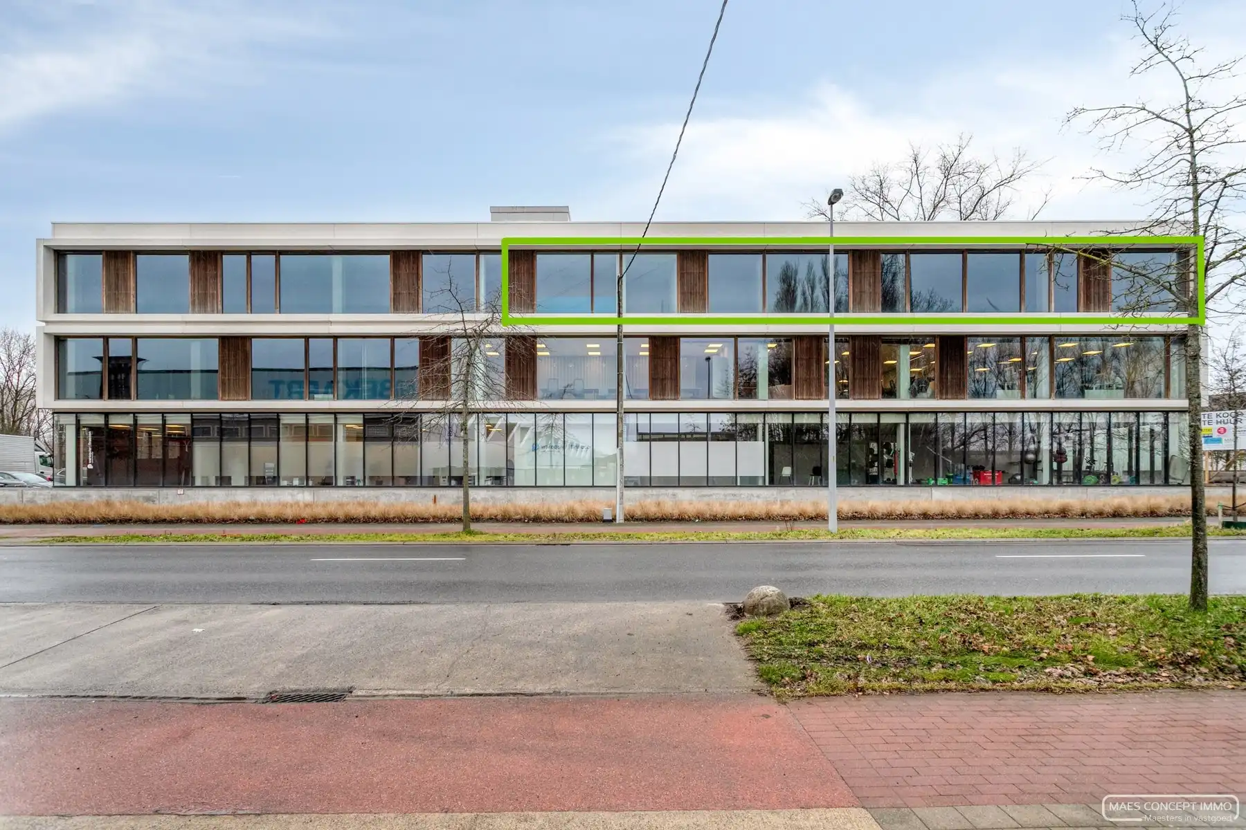 Kantoorruimte 273 m2  te koop vlakbij bij E17 te Zwevegem foto {{pictureIndex}}