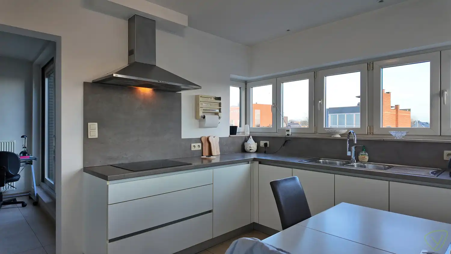 Lichtrijk appartement met panoramisch uitzicht op de Markt van Eeklo! foto 7