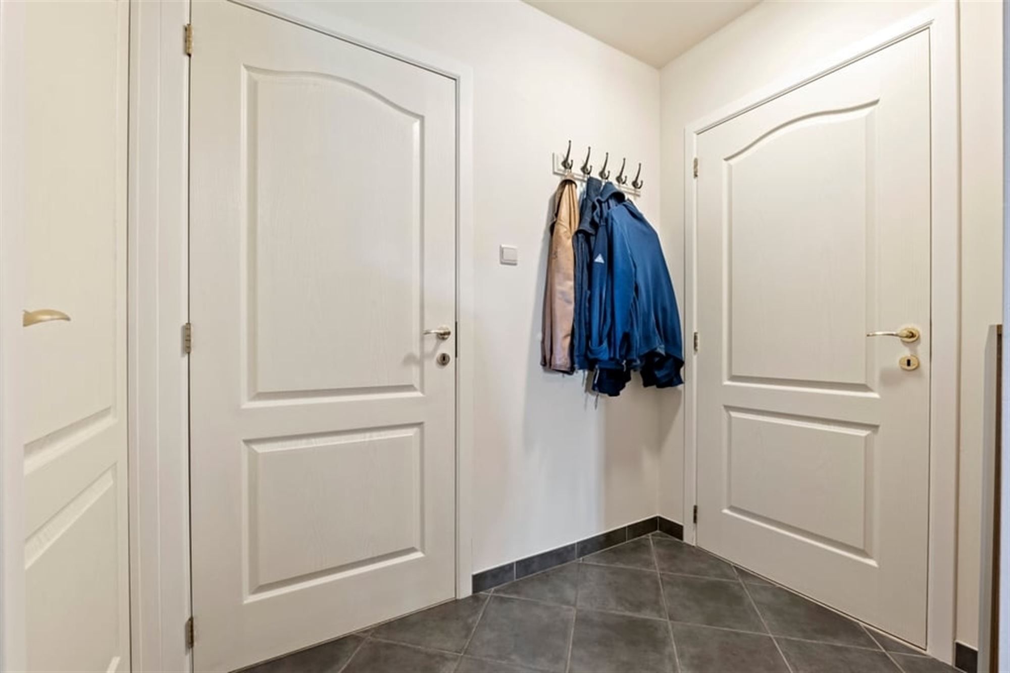 VERRASSEND RUIME GEZINSWONING MET GARAGE IN HEERS  foto 6