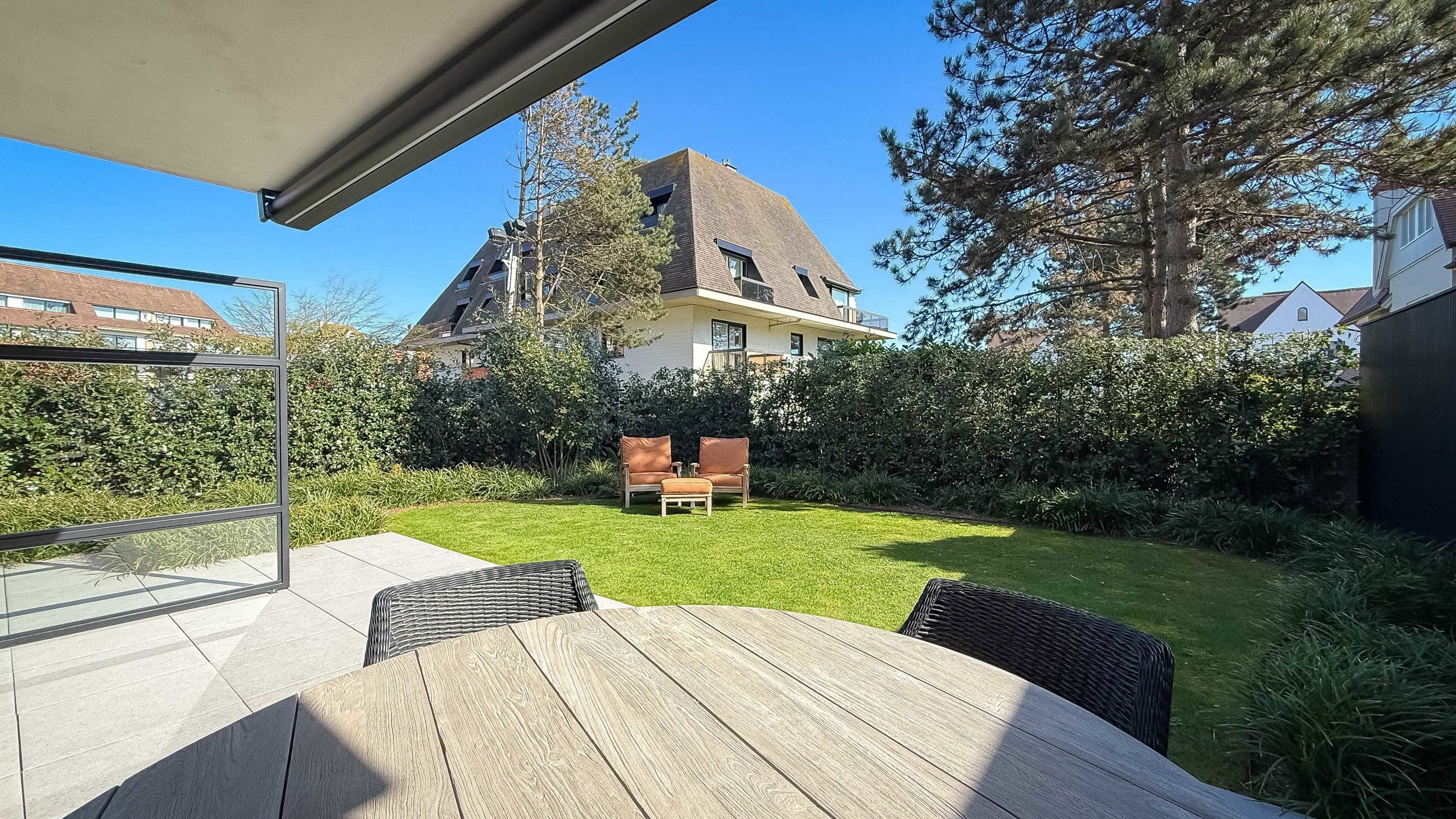 Uniek HOEKAPPARTEMENT met zonnige tuin in villaresidentie! foto 2