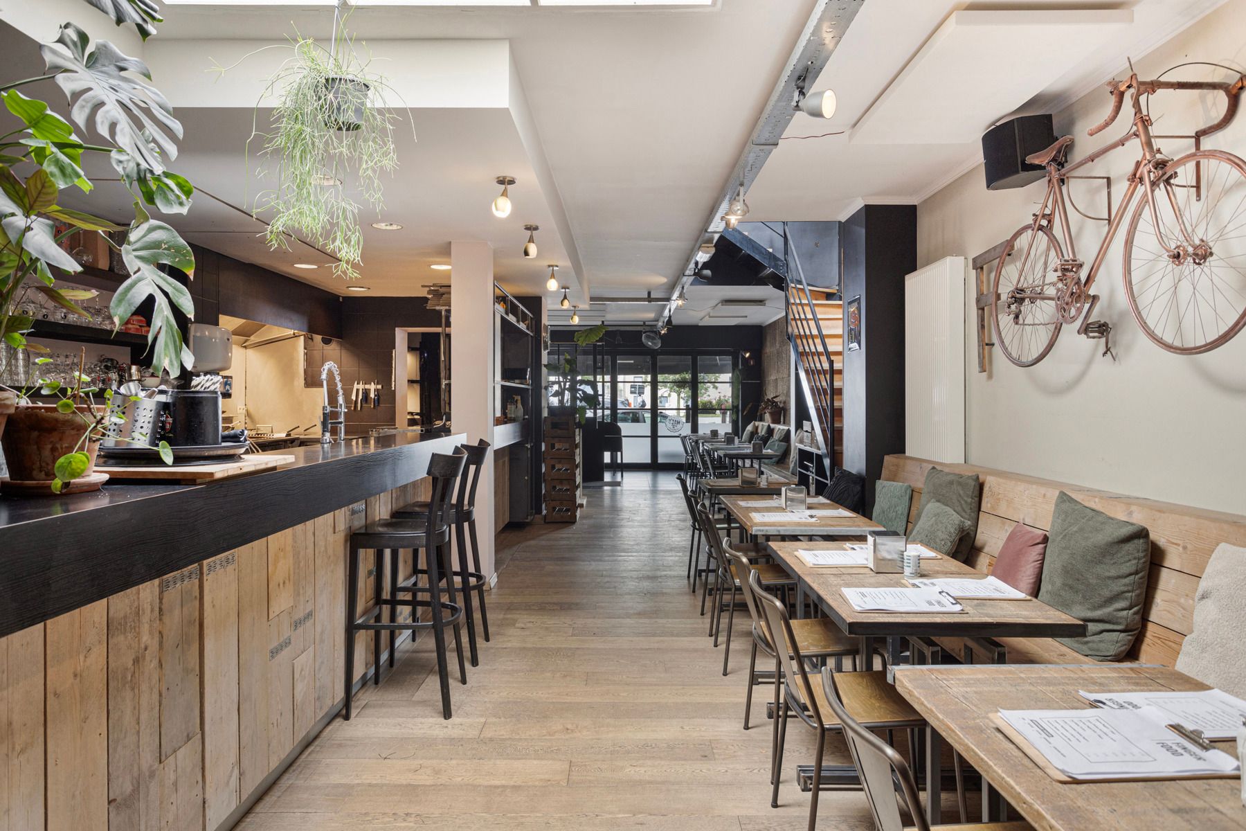 Gebouw momenteel ingericht als restaurant op stationsplein van Halle. foto 6
