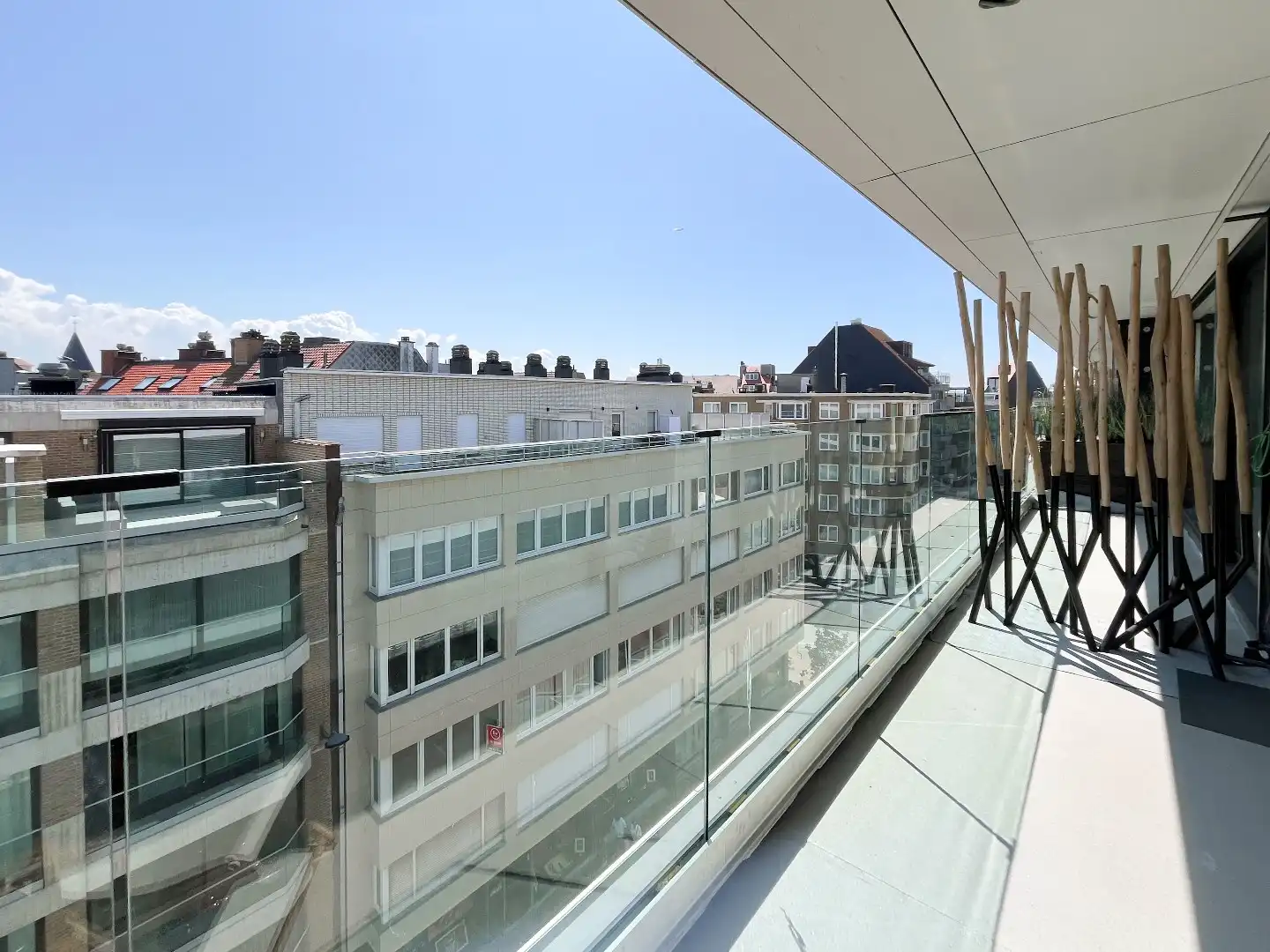 Luxueus vernieuwd appartement, gelegen in de Kustlaan, tussen het Van Bunnenplein en het Lichttorenplein. foto 8