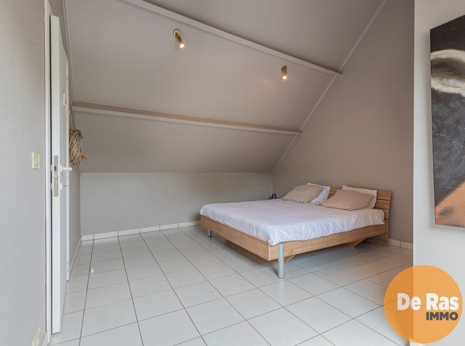 NIEUWERKERKEN–Gezellige woning met terras, centrale ligging! foto 13