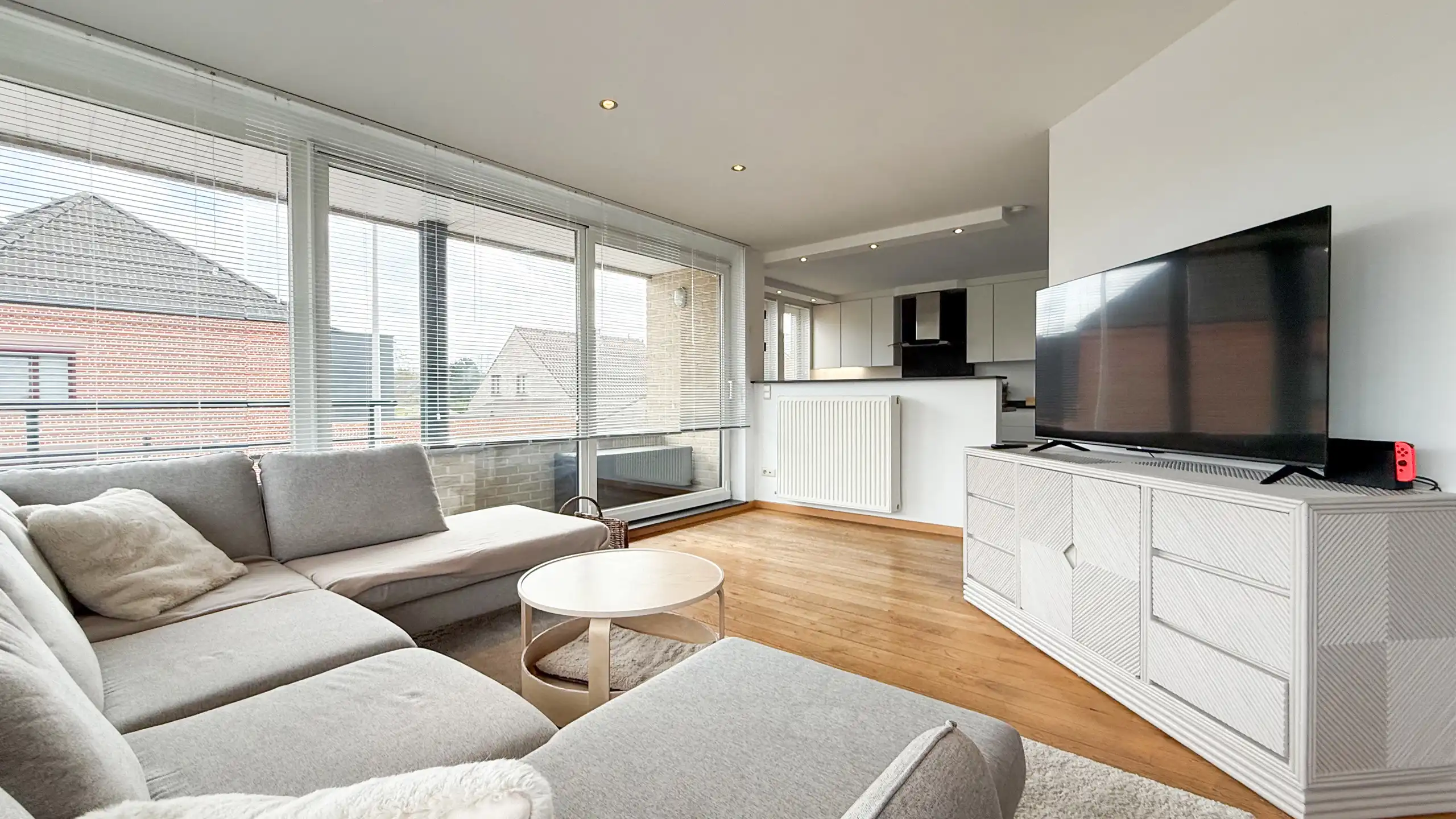 Zeer ruim appartement met 4 slaapkamers en parking in Tuilt! foto {{pictureIndex}}