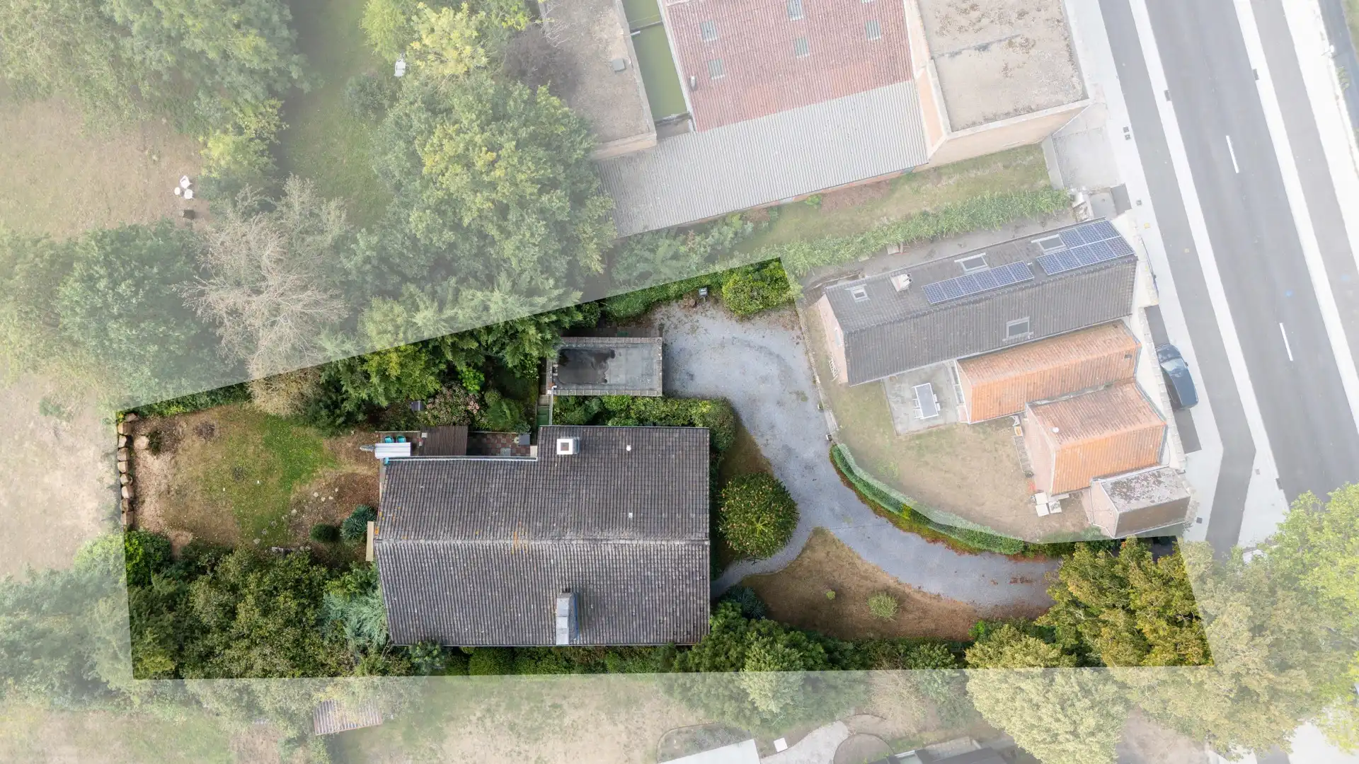 Charmante, op te knappen, statige villa met 3 slaapkamers en garage op een ruim perceel gelegen in het groen TE KOOP in Wielsbeke. foto 37