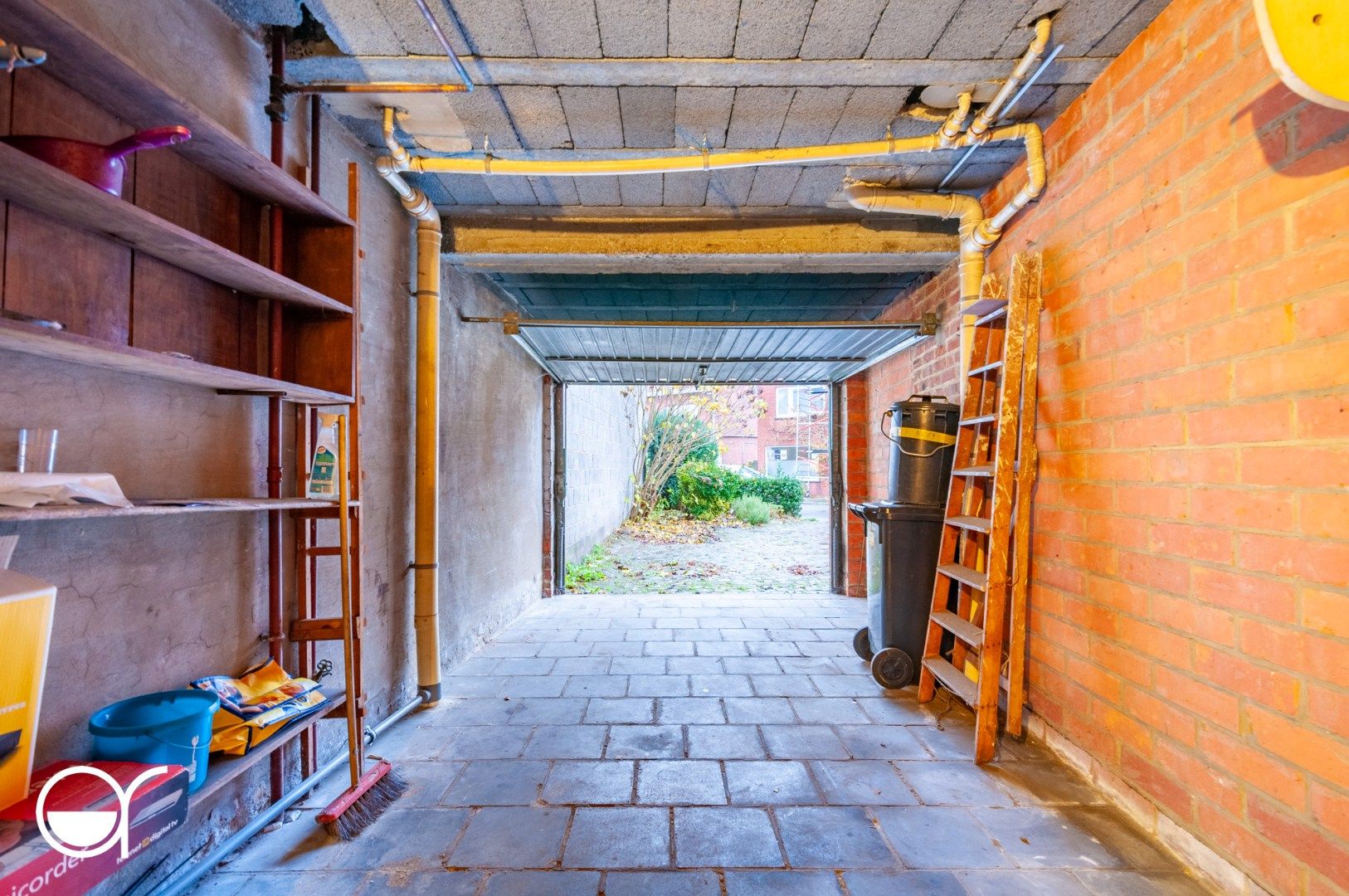 Op te frissen halfopen bebouwing met 5 garages in Mariakerke foto 6