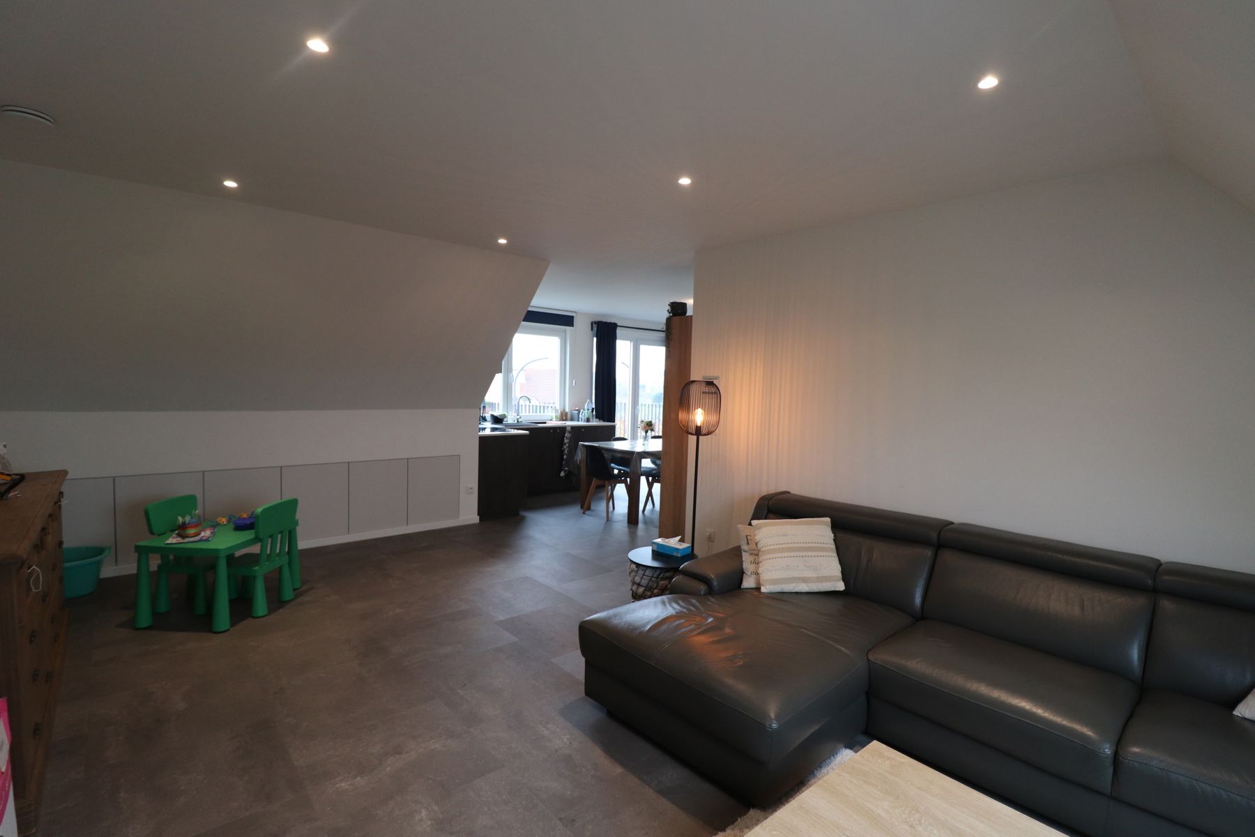 Gerenoveerd duplex-appartement met 3 slaapkamers, terras en autostaanplaats met fietsenberging. foto 3