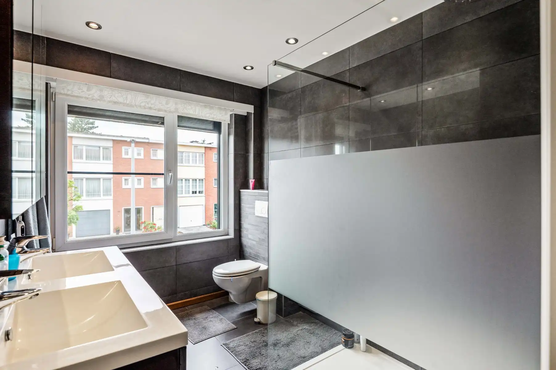 Gelijkvloers wonen met twee achterliggende garageboxen + oprit foto 15