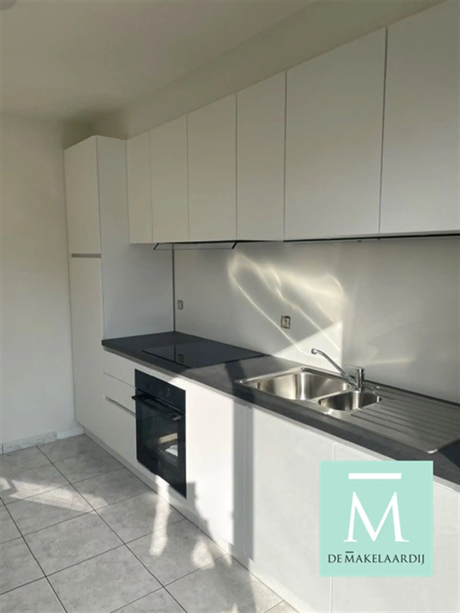 Goed gelegen, gerenoveerd appartement met 2 slaapkamers, terras en garage! foto 2