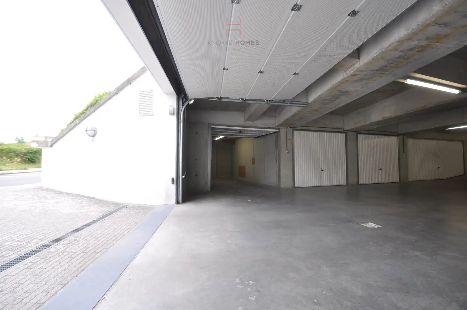 Zeer goed gelegen gesloten garagebox in Duinbergen. foto 4
