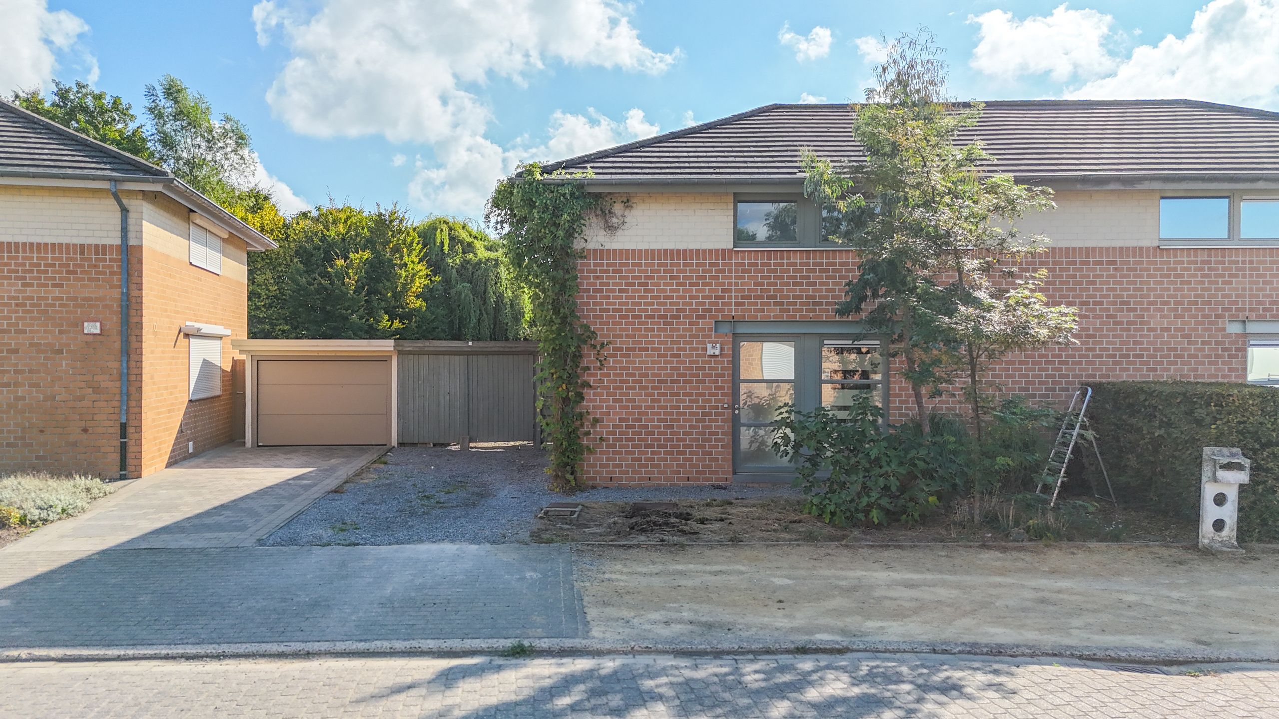 Te renoveren woning met grote tuin in doodlopende straat! foto 2