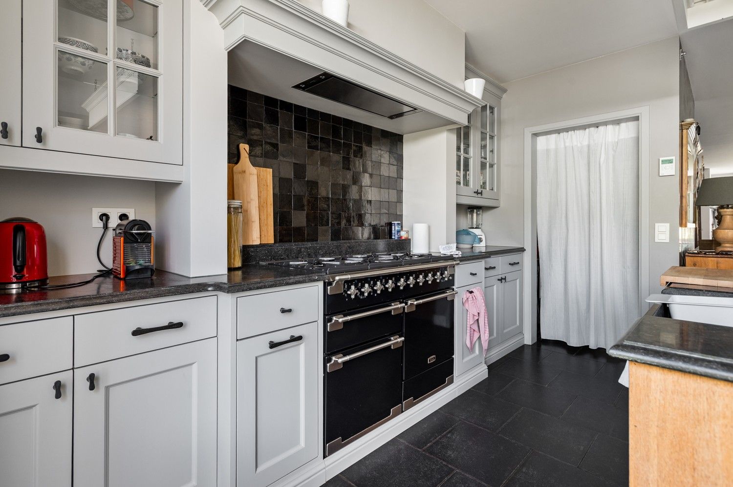 Prachtige woning met 3 ruime slaapkamers, inpandige garage met oprit, tuin & atelier! foto 5