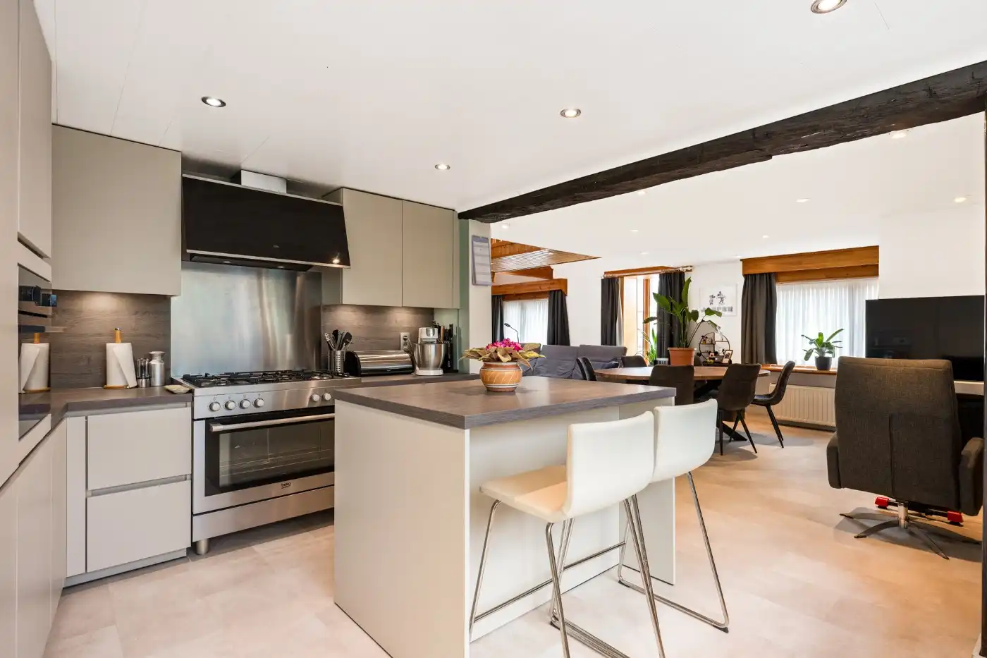 Top gelegen, charmante, vrijstaande woning met 3 slpk. en prachtige zuid-tuin foto 9