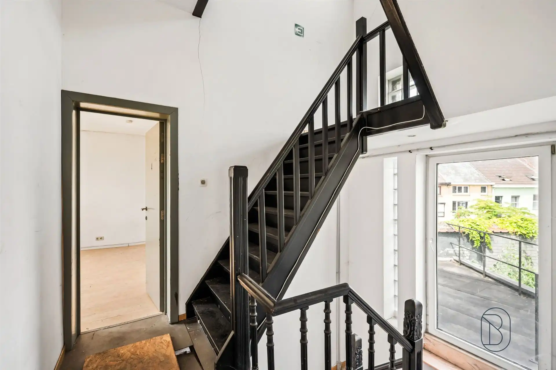 Te renoveren woning met 5 kamers, en parkeergelegenheid  foto 17
