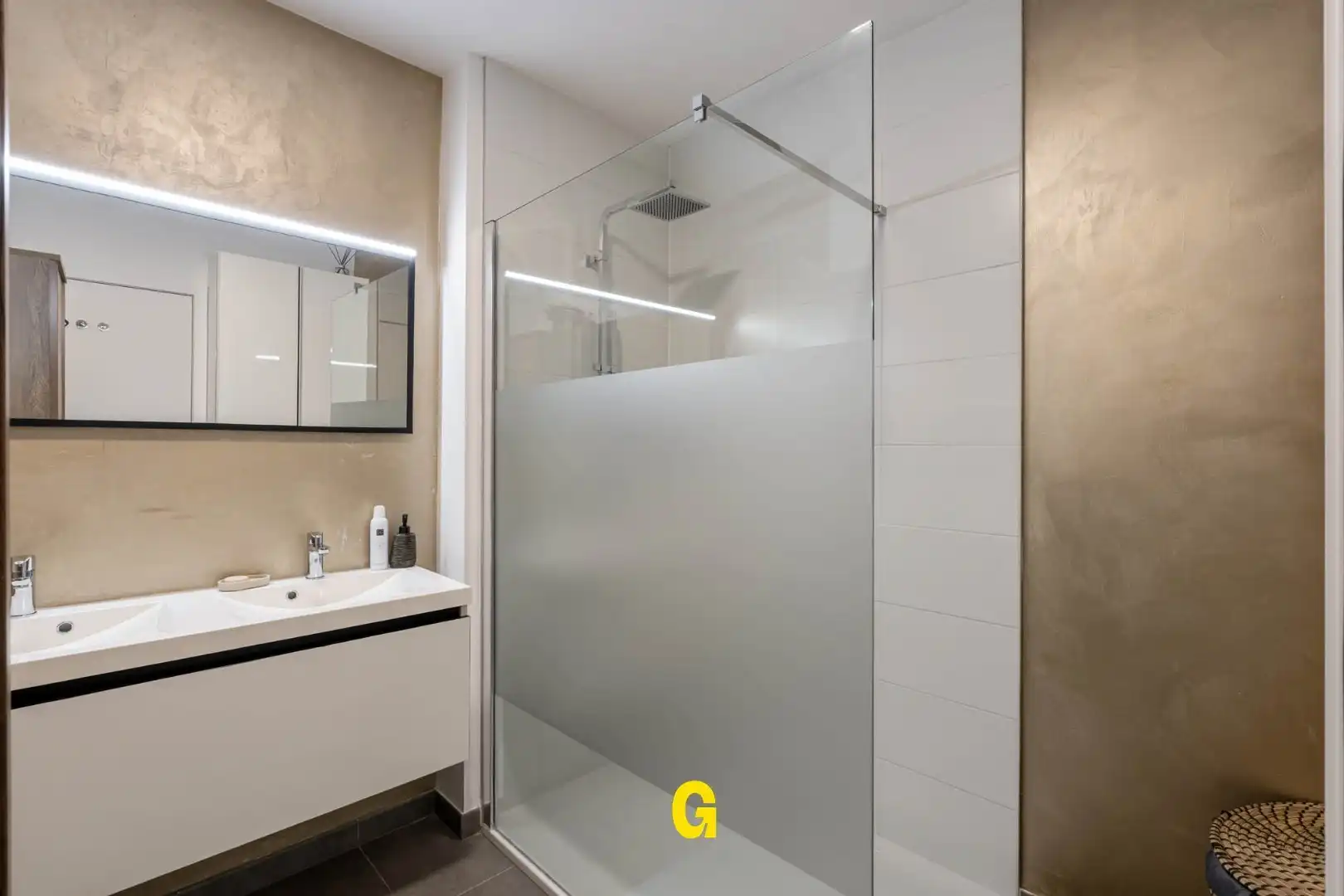 Knap ingericht gelijkvloersappartement met kelder en standplaats vlak bij het centrum foto 20