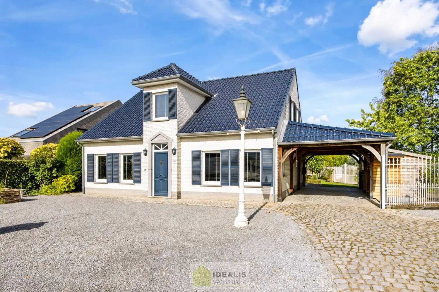 IDEALIS VASTGOED – EEN AANGENAME VRIJSTAANDE WONING MET EEN NIEUWE KEUKEN EN BADKAMER, EEN HEERLIJK RUIME WOONKAMER MET SPEKSTEENKACHEL, EEN EXTRA RUIME VERANDA (VOLLEDIG AF TE SLUITEN MET GLAZEN PUIEN), 3 SLAAPKAMERS, EEN EXTRA MULTIFUNCTIONELE RUIMTE (INGERICHT ALS KANTOOR MET APARTE INGANG) OP EEN RIANT PERCEEL VAN 14A 51CA, VOLLEDIG OMHEIND, VOORZIEN VAN VOLDOENDE PARKEERRUIMTE EN EEN PRACHTIGE CARPORT VOOR 2 WAGENS! foto 3