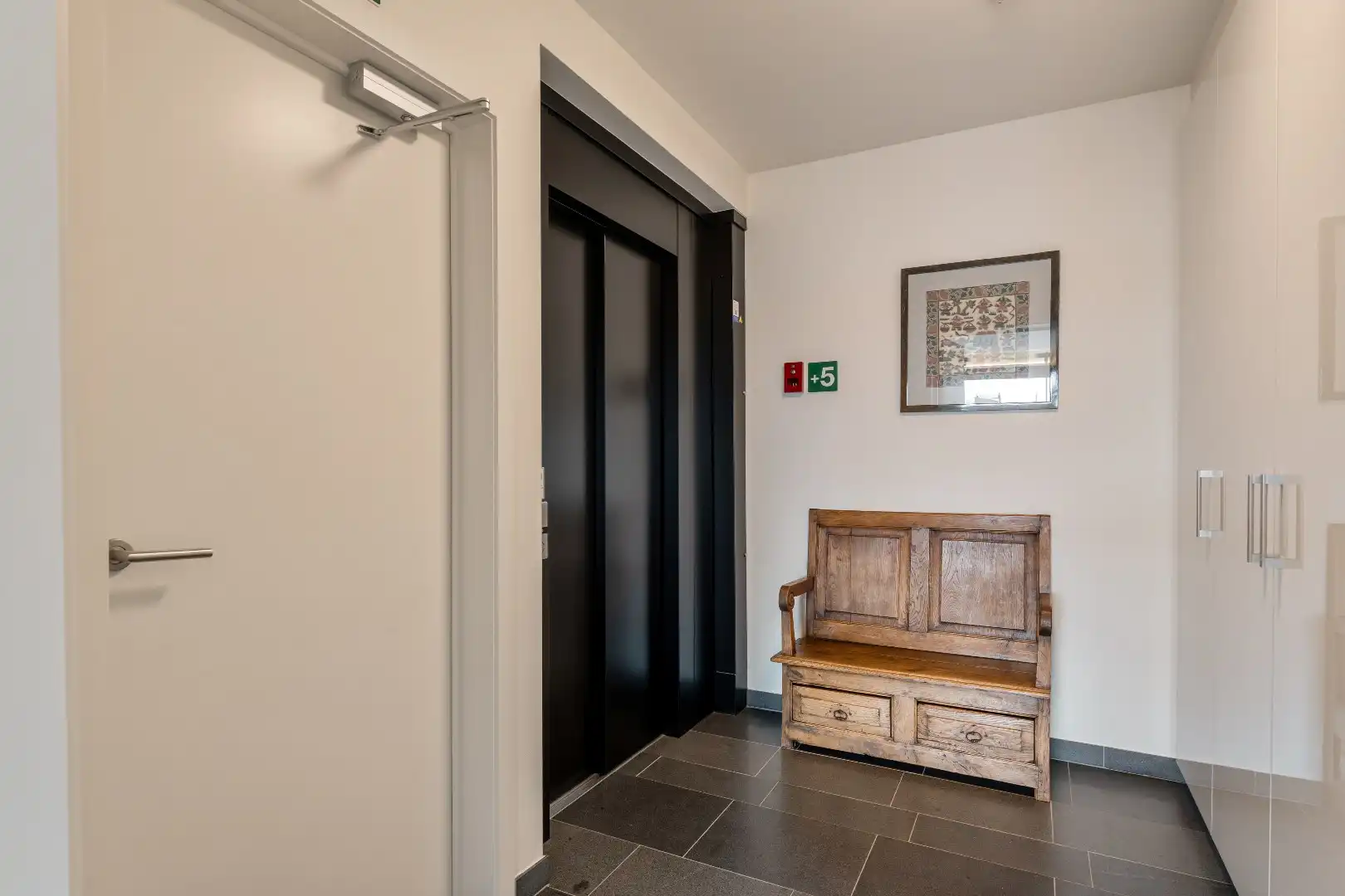 Exclusief penthouse met ruim terras, 2 slpk, dubbele autostaanplaats, centrum Genk foto 28