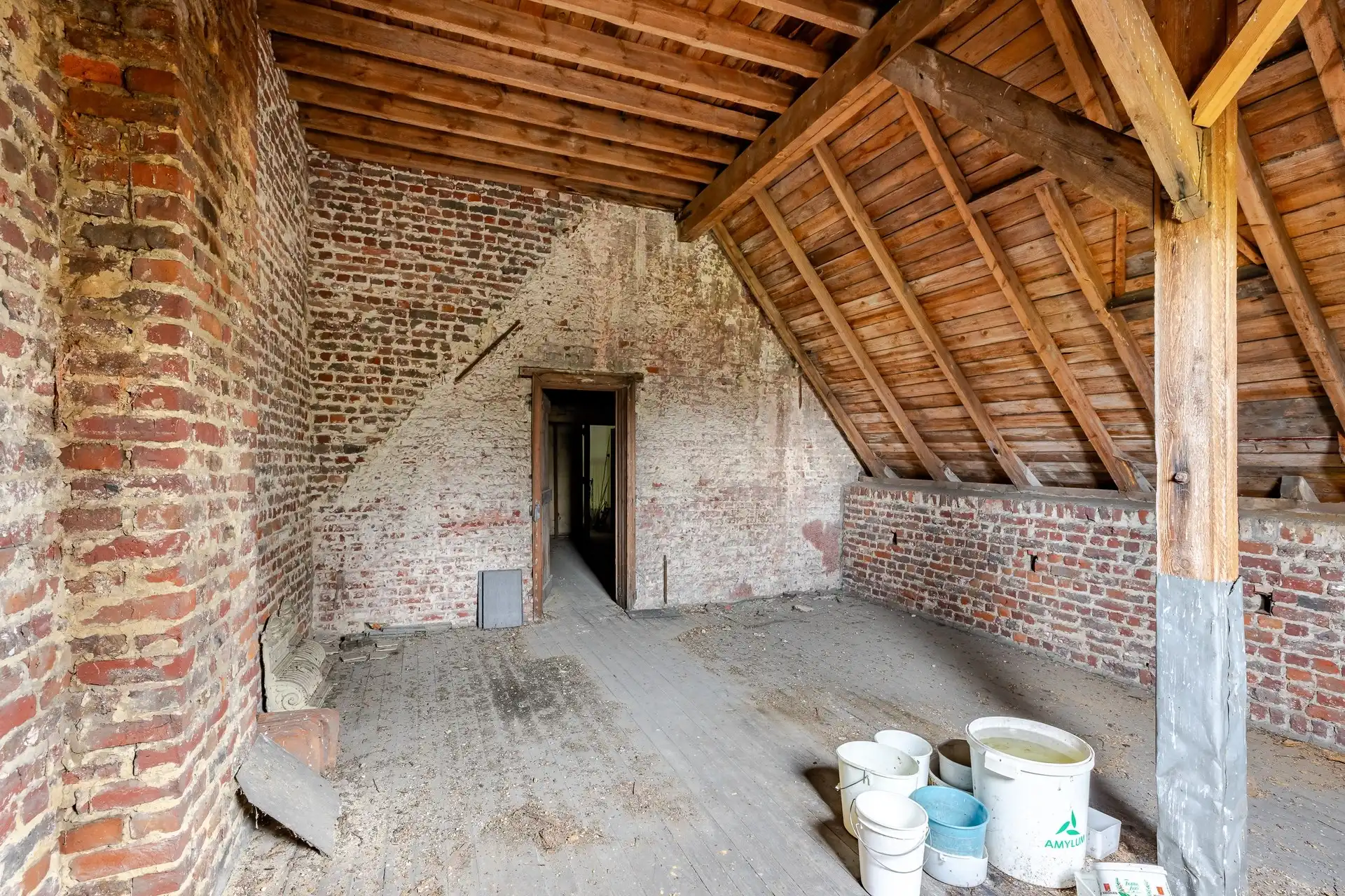 Uniek renovatieproject met authentieke ziel en ruime woonoppervlakte foto 17