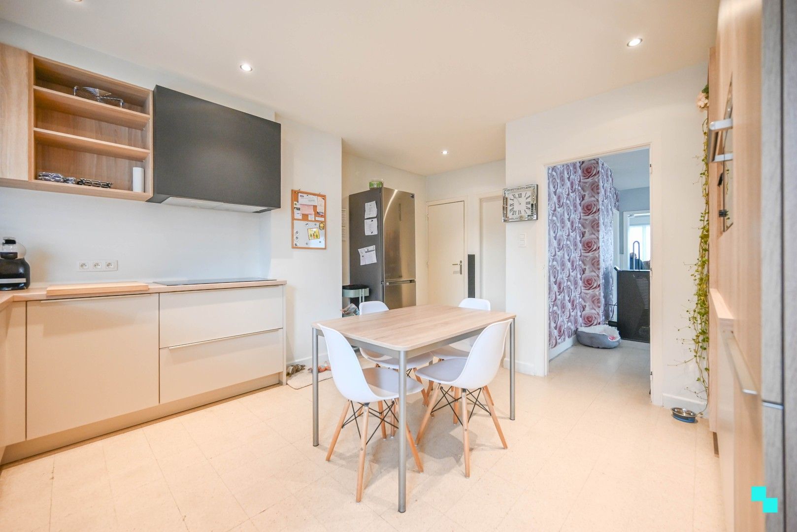 Ruime, gerenoveerde woning nabij centrum Oostrozebeke foto 9