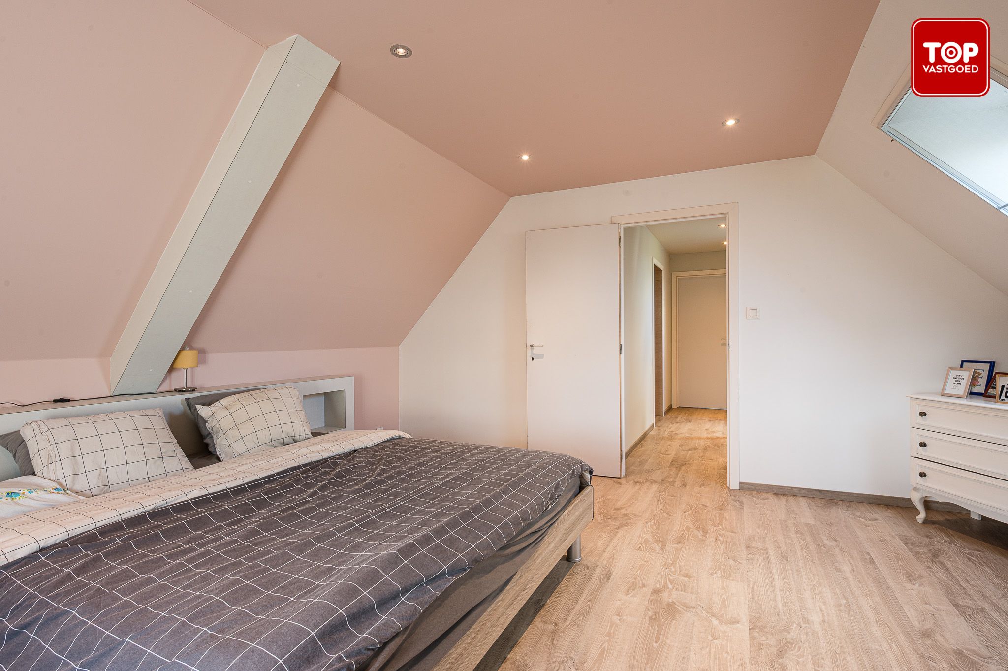 instapklare woning met zicht op uitgestrekte velden foto 15