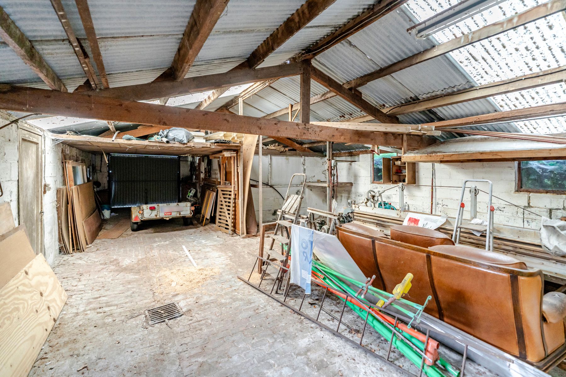Ruime woning met meerdere bijgebouwen foto 23