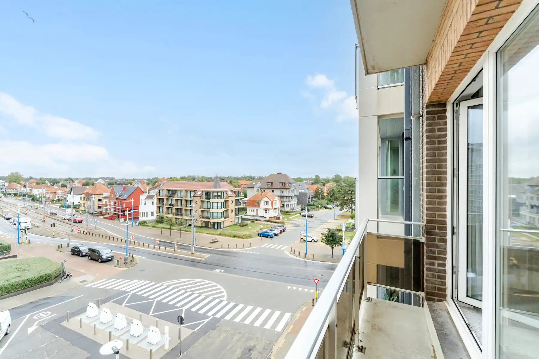 Stijlvol gerenoveerd appartement met zijdelings zeezicht foto 16