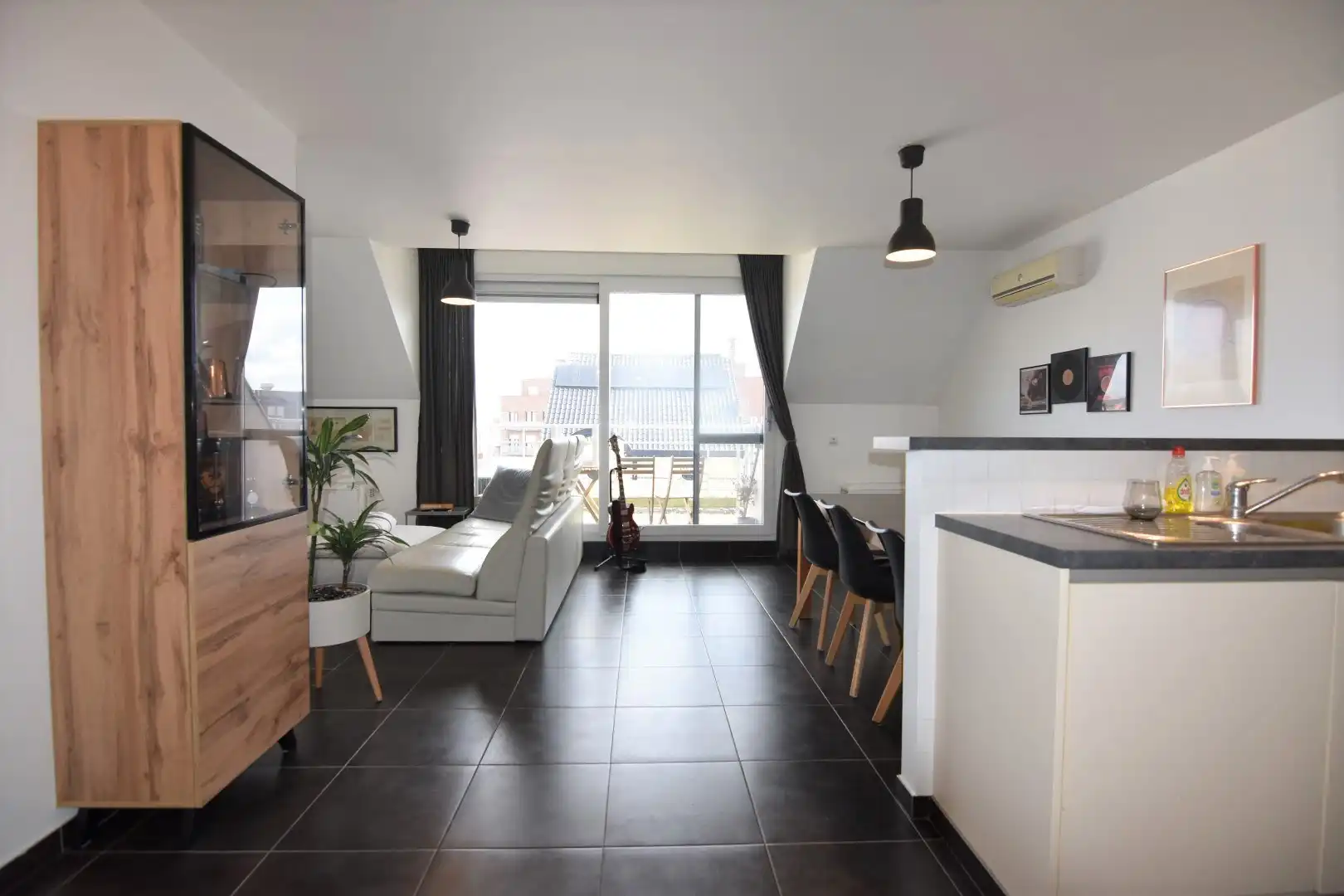 Dakappartement met groot terras en garagebox foto {{pictureIndex}}