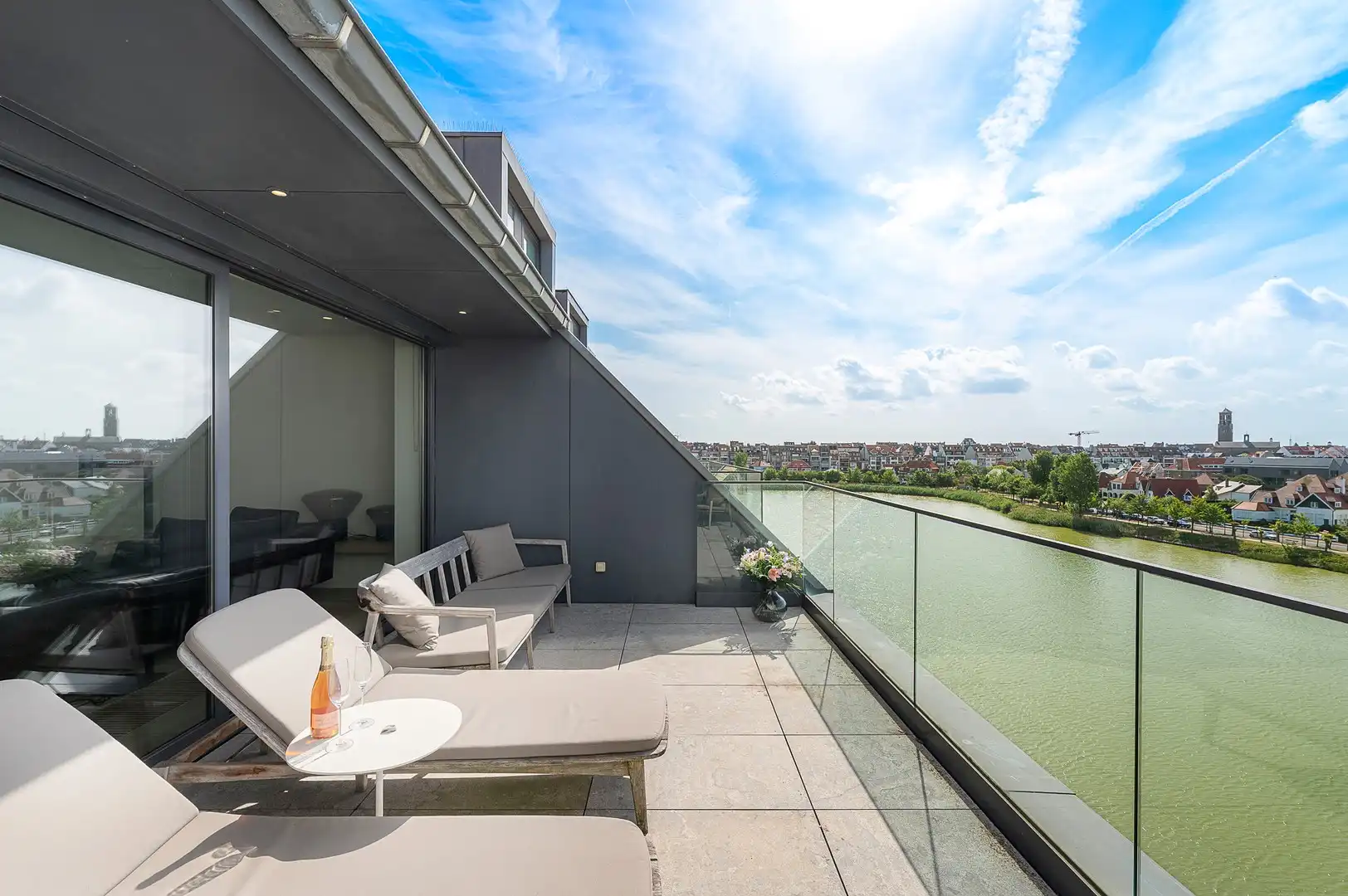 Luxueus appartement met frontaal zicht op het Zegemeer. foto 3
