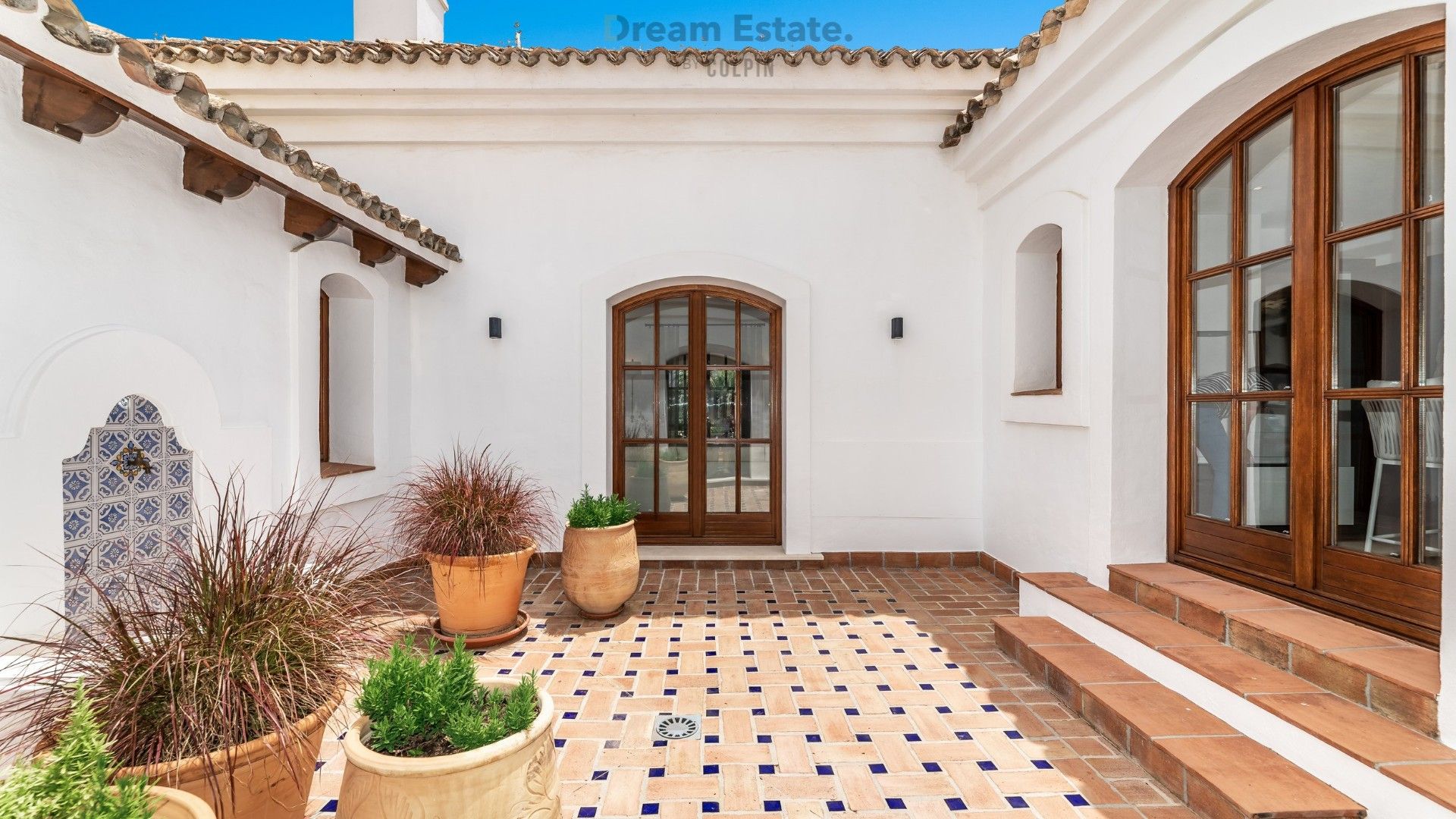 Een werkelijk prachtige Andalusische villa tegenover de golf te Benahavis regio. foto 2