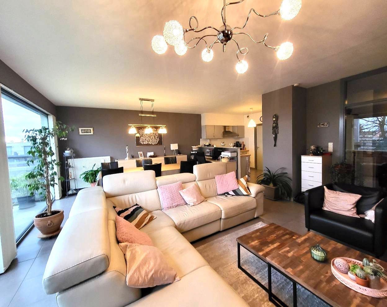 Schitterend appartement (3de verdieping) met ruim terras....buiten stadscentrum. foto 11