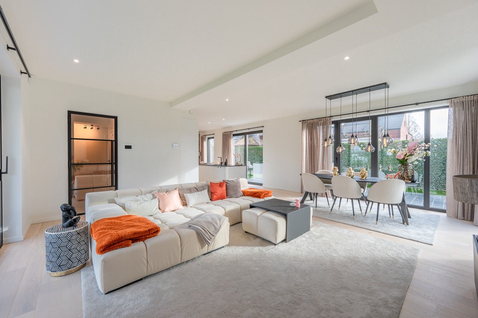 Alleenstaande moderne villa gelegen in een rustige residentiële omgeving te Knokke foto {{pictureIndex}}