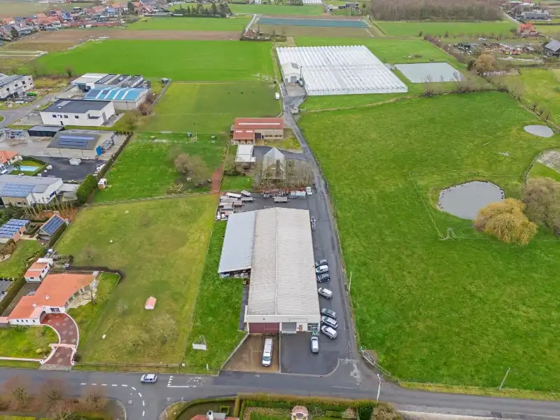 Oostnieuwkerke. Bedrijfsgebouw van 965m2 met overkapping, recente kantoren, parking en koer... Gelegen in een ambachtelijke zone op een perceel van +/- 3465m2. foto 3