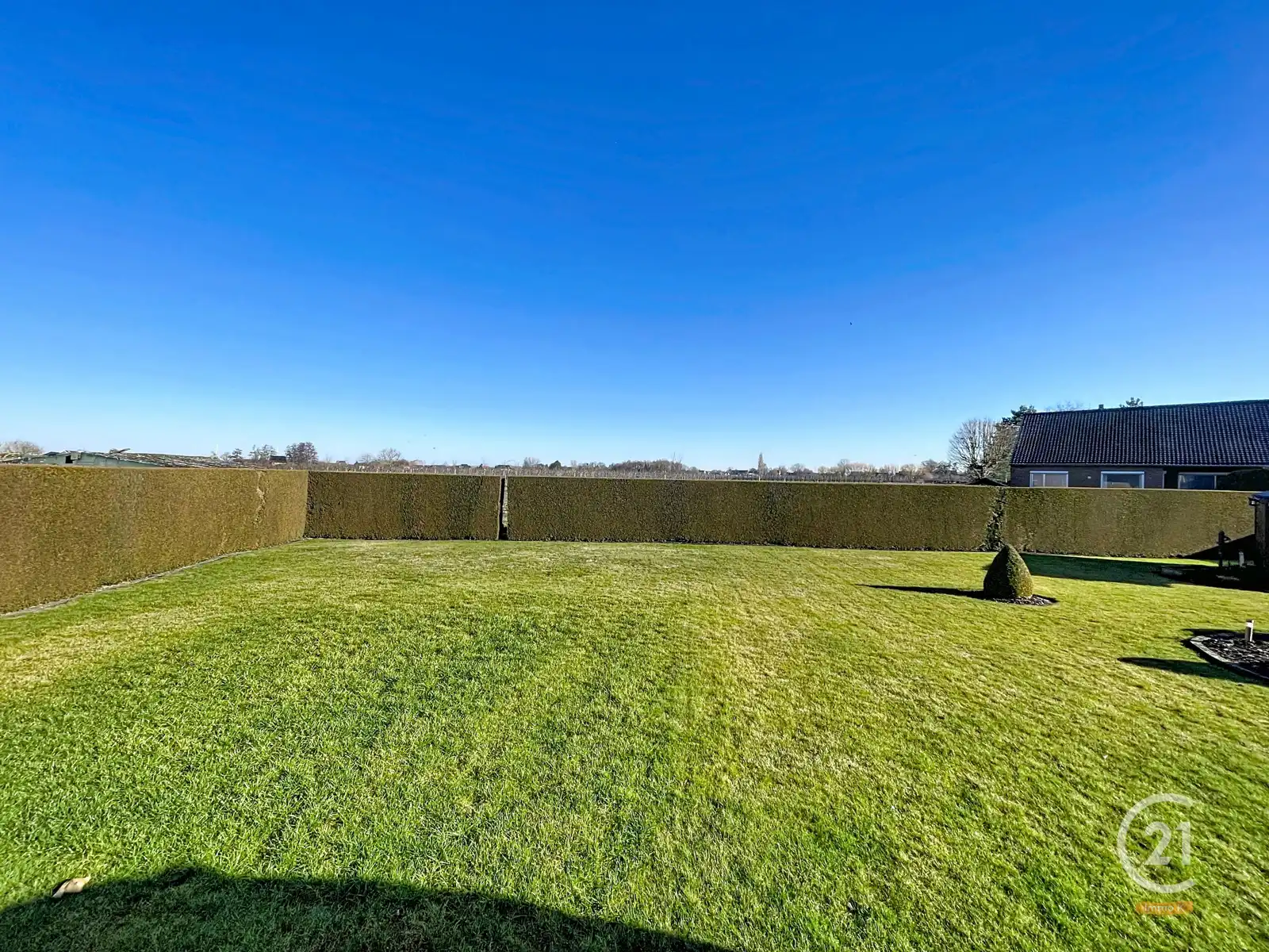 Degelijke, veelzijdige woning met ruime tuin van 12a35ca. foto 18