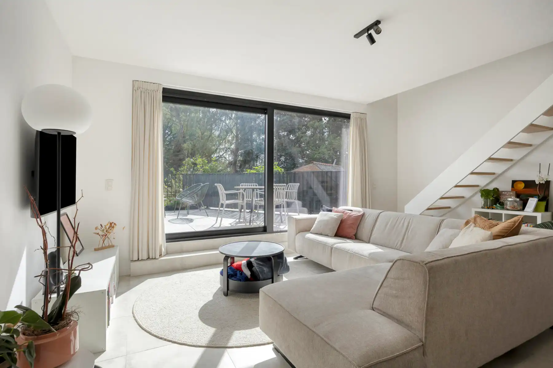 Uitzonderlijk ruim appartement met garage en staanplaats foto 6