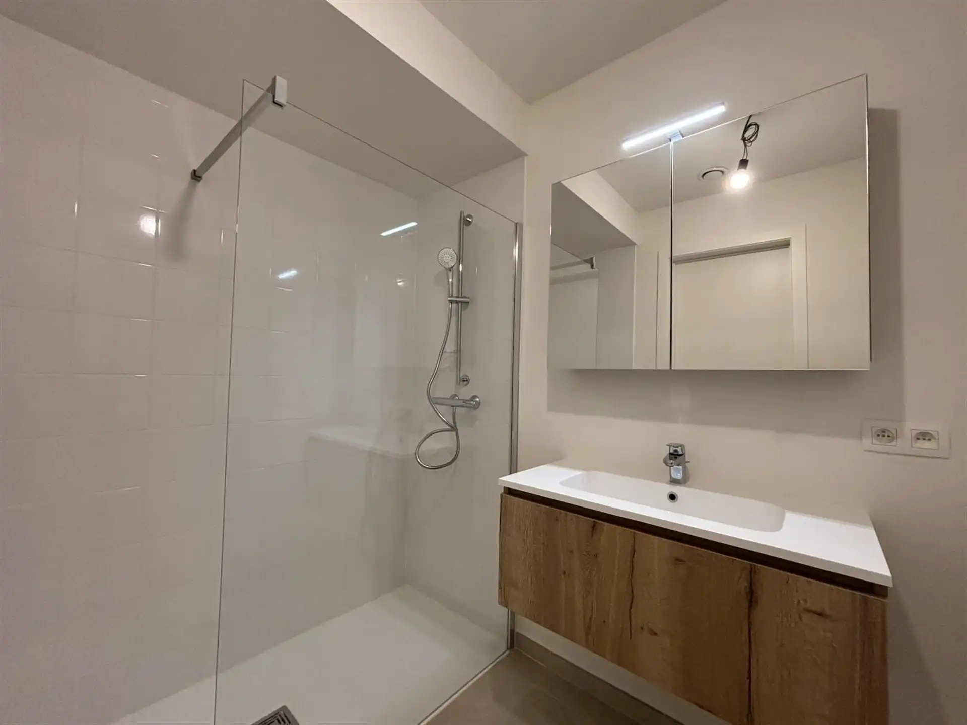 Modern gelijkvloers appartement met private tuin en ruime terrassen in Asse! foto 19