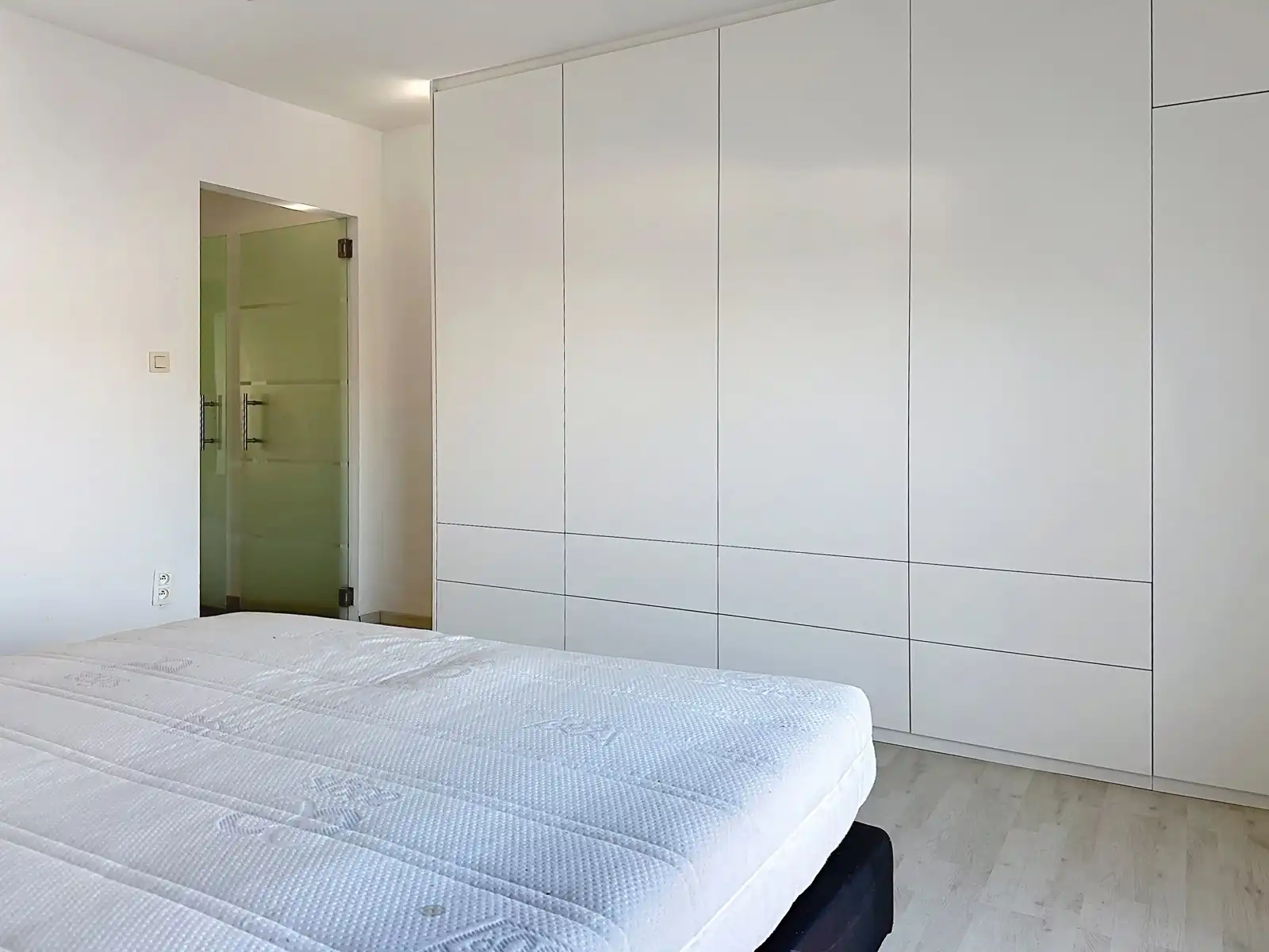 Instapklare, gerenoveerde woning met gezellige koer in hartje Niel! foto 26
