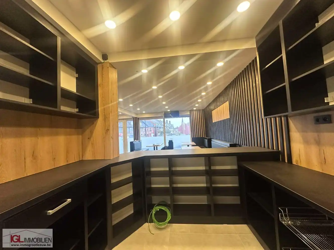 Volledig gerenoveerd handelspand aan het Vlezenbeekplein te koop foto 9